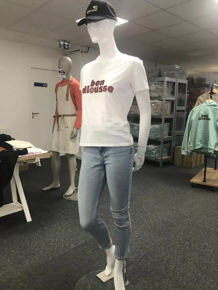 Mannequin femme avec un t-shirt bon diousse dans l'atelier Bertons. 2025, l'année de la Haute-Bretagne!